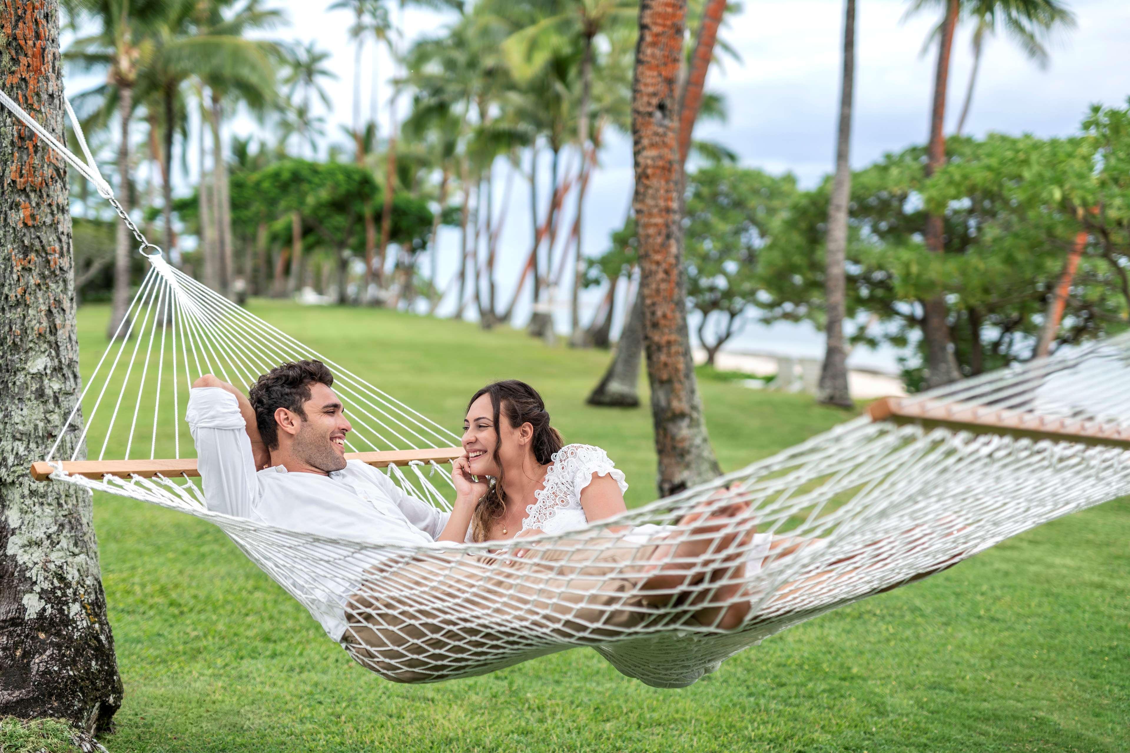 Shangri-La Yanuca Island, Fiji Voua Esterno foto A couple relaxing in a hammock